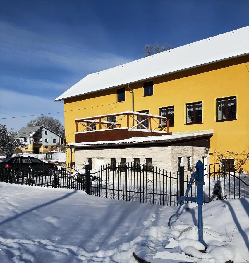 Apartmany-Zamecka Restaurace Jindrichovice Exteriör bild