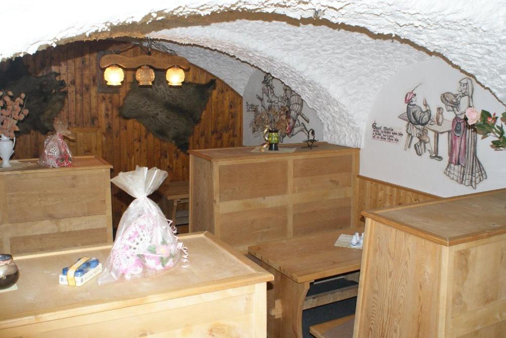 Apartmany-Zamecka Restaurace Jindrichovice Exteriör bild