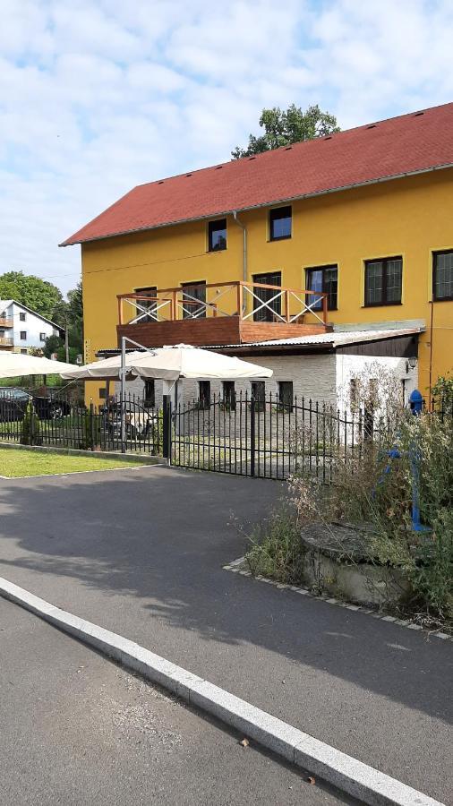 Apartmany-Zamecka Restaurace Jindrichovice Exteriör bild
